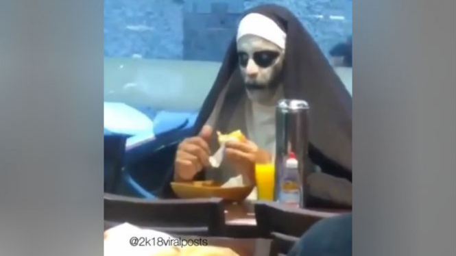 Orang berkostum hantu Valak.