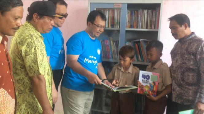 Pertamina lnternasional EP sumbangkan satu lemari buku bacaan.