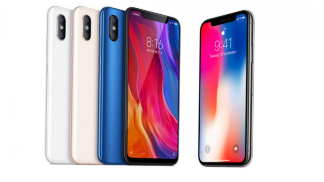 Xiaomi Mi 8 sebelah kiri dan iPhone X sebelah kanan