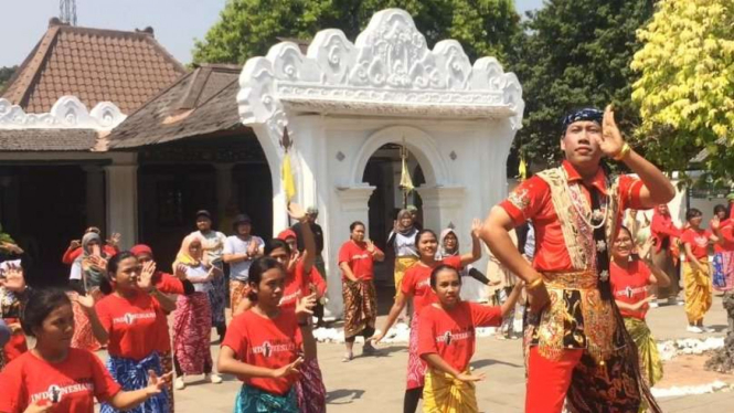 Belajar tari tradisional di Keraton Kasepuhan Cirebon.