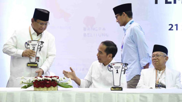 Pasangan calon presiden dan wapres, Joko Widodo (kedua kiri)-Ma'ruf Amin (kanan) dan Prabowo Subianto (kiri)-Sandiaga Uno (kedua kanan), menunjukkan nomor urut Pemilu Presiden 2019 usai pengundian di KPU, Jakarta