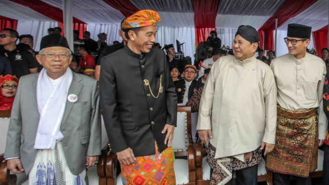Pasangan Capres-Cawapres nomor urut 01 Joko Widodo (kedua kiri)-Maaruf Amin (kiri) dan nomor urut 02 Prabowo Subianto (ketiga kiri)- Sandiaga Uno (kanan) berbincang saat menghadiri Deklarasi Kampanye Damai dan Berintegritas di kawasan Monas, Jakarta