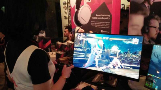 Seorang gamer perempuan bermain fighthing game.