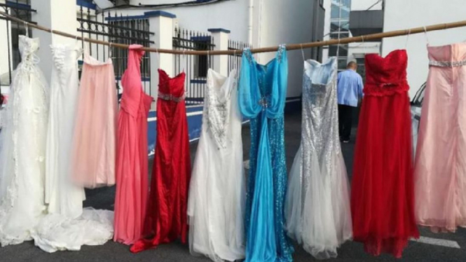 Gaun pengantin yang digantung di halaman Wang