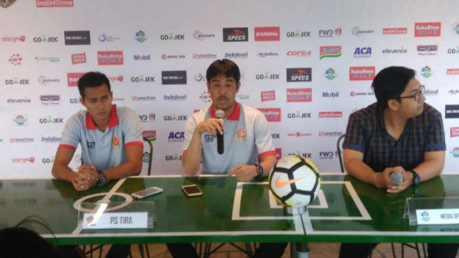 Pelatih PS Tira, Nilmaizar (tengah).