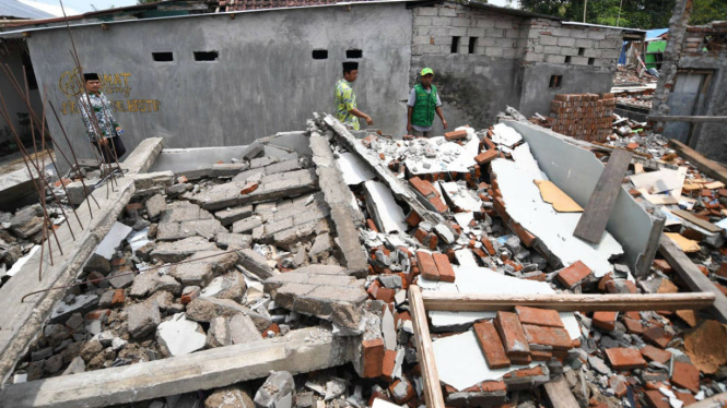 Puing reruntuhan rumah korban gempa Lombok.