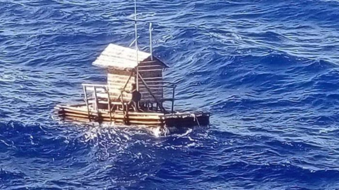 Remaja Indonesia yang terseret arus sekitar 1,900 kilometer setelah rakit keramba jaring apung yang dijaganya terlepas dari tambatannya.