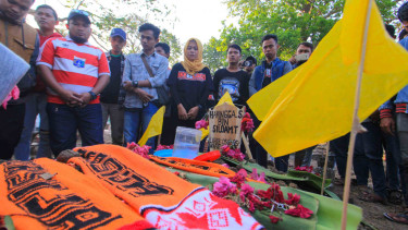 Sejumlah pendukung klub sepak bola Persija melakukan ziarah ke makam Haringga Sirila di Indramayu, Jawa Barat