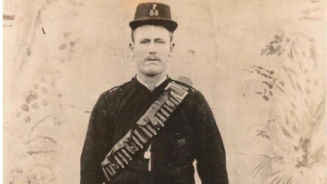 William Issac Loney dari Native Mounted Police tampak mengenakan kepala ikat pinggang berbentuk ular.