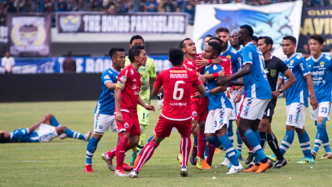 Sejumlah Pesepak bola Persib Bandung beradu mulut dengan sejumlah pesepak bola Persija Jakarta pada pertandingan lanjutan Go-Jek Liga 1 2018 di Stadion Gelora Bandung Lautan Api, Bandung, Jawa Barat