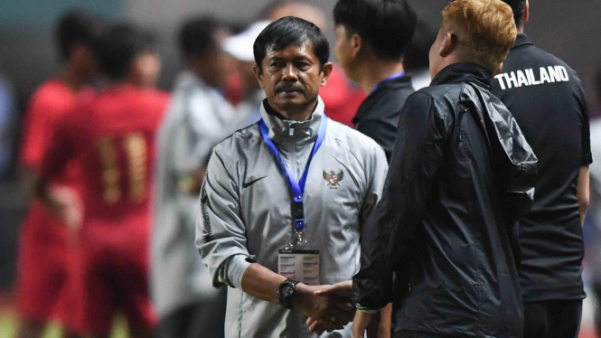Pelatih Timnas U-19 Indra Sjafrie (kiri) menyalami official Timnas Thailand U-19 seusai pertandingan PSSI 88th U19 International Tournament di Stadion Pakansari, Cibinong, Bogor, Jawa Barat