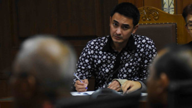Gubernur nonaktif Jambi Zumi Zola (kiri) mendengarkan keterangan saksi dari JPU saat menjalani sidang lanjutan perkara suap dan gratifikasi di Pengadilan Negeri Tindak Pidana Korupsi (Tipikor) Jakarta Pusat