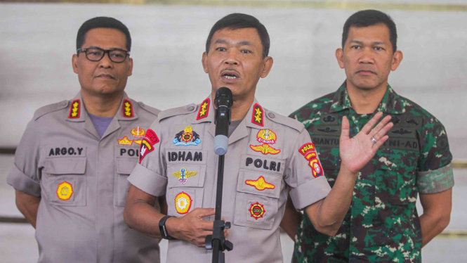Komjen Idham Azis (tengah)