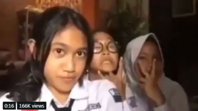 Siswi SMP sedang berfoto.