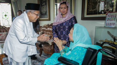 Cawapres nomor urut 01 Ma'ruf Amin (kiri) menyalami istri almarhum Gus Dur, Sinta Nuriyah Wahid (kanan), mantan Ketua MK Mahfud MD (kedua kiri), putri almarhum Gus Dur Yenny Wahid (kedua kanan), Sekretaris Komisi Hubungan Antaragama dan Kepercayaan (HAK) 