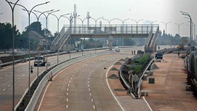 Pekerja beraktivitas di lokasi proyek pembangunan Tol Depok-Antasari di Jalan Andara, Jakarta