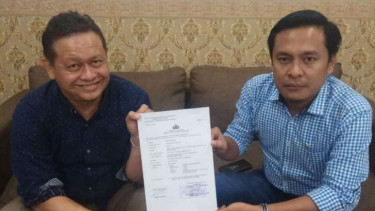 Arif Fathoni mewakili Jaeni Ilyas sebagai pemberi utang kepada Ahmad Dhani menunjukkan bukti dokumen telah melapor kepada Polda Jawa Timur di Surabaya pada Rabu, 26 September 2018.