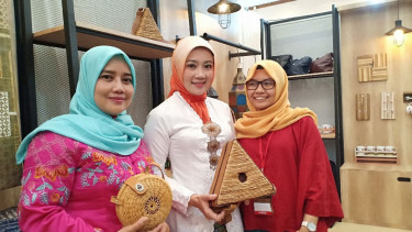 Istri Gubernur Jawa Barat Ridwan Kamil, Atalia Praratya (tengah)