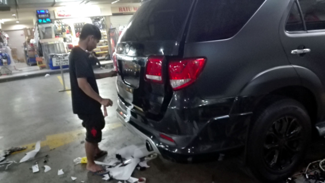 Melepas stiker bodi mobil. Ilustrasi