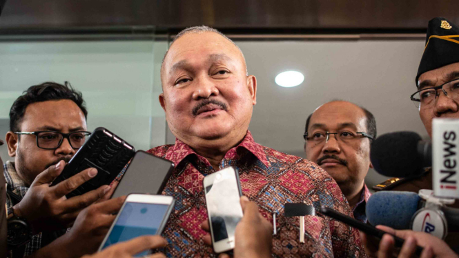 Mantan Gubernur Sumsel Alex Noerdin (tengah) memberikan keterangan pers seusai menjalani pemeriksaan di Gedung Bundar Kejaksaan Agung, Jakarta
