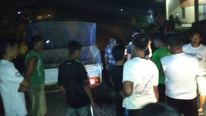 Warga geram setop mobil pengangkut BBM.