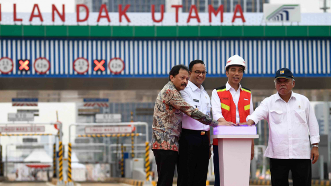 Presiden Joko Widodo (kedua kanan) didampingi Menteri PUPR Basuki Hadimuljono (kanan), Direktur Utama PT Citra Marga Nusaphala Persada Tbk (CMNP) Tito Sulistio (kiri) dan Gubernur DKI Jakarta Anies Baswedan (kedua kiri) meresmikan pengoperasian jalan Tol Presiden Joko Widodo (kedua kanan) didampingi Menteri PUPR Basuki Hadimuljono (kanan), Direktur Utama PT Citra Marga Nusaphala Persada Tbk (CMNP) Tito Sulistio (kiri) dan Gubernur DKI Jakarta Anies Baswedan (kedua kiri) meresmikan pengoperasian jalan Tol