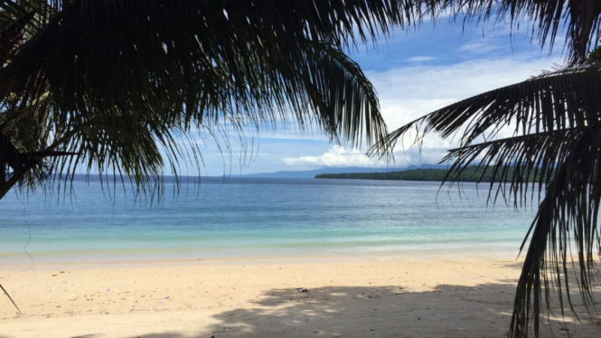 Pantai Pasir Putih, Manokwari, Papua Barat.