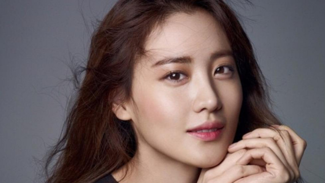 Claudia Kim saat ini tengah menjalin hubungan asmara dengan pengusaha Korea-Amerika bernama Cha Min Geun.