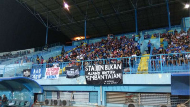 Suporter Arema, Aremania dalam laga amal untuk Haringga Sirla.