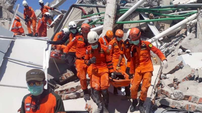 Evakuasi korban gempa yang tertimbun reruntuhan bangunan hotel Roa-Roa di Palu.