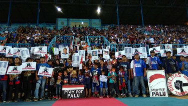 Aremania dalam laga amal untuk Haringga Sirla.