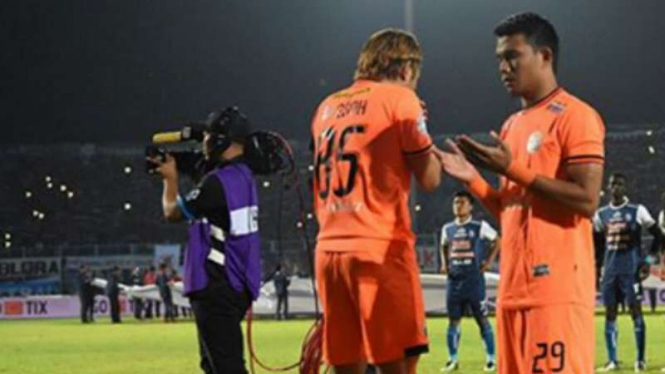 Sandi Sute (kanan) berdoa sebelum bertanding.