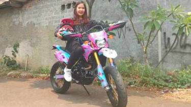 Shita bersama motor trail modifikasinya.