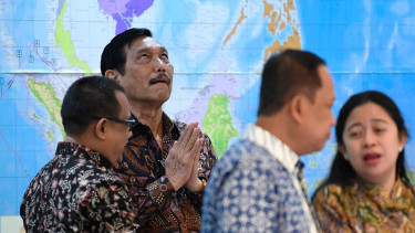 Menko Kemaritiman Luhut Panjaitan (kedua kiri) mengatupkan kedua telapak tangan saat berbincang dengan Tim Komunikasi Presiden Ari Dwipayana (kiri) sebelum mengikuti rapat terbatas terkait persiapan pelaksanaan Asian Para Games ke-3 di Kantor Presiden, Ja