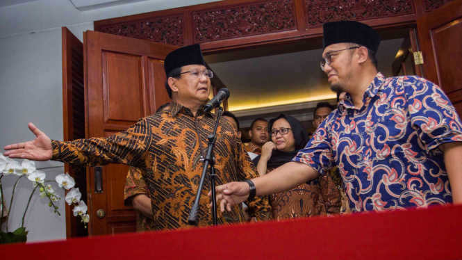 Dahnil Anzar Simanjuntak (kanan) bersama Prabowo Subianto. 