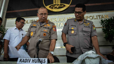 Kepala Divisi Humas Polri Irjen Pol Setyo Wasisto (tengah) bersama Dirkrimum Polda Metro Jaya Kombes Pol Nico Afinta (kiri) dan Kabid Humas Polda Metro Jaya Kombes Pol Argo Yuwono (kanan) bergegas seusai memberikan pemaparan mengenai kasus Ratna Sarumpaet