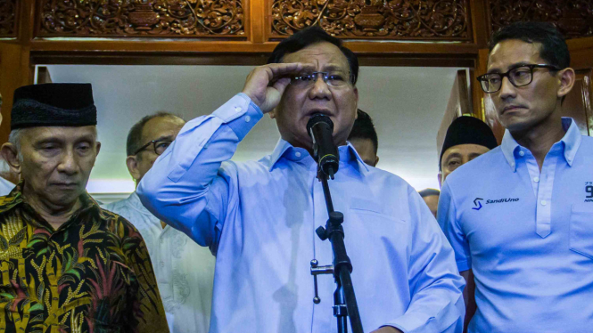Prabowo Subianto (tengah) dan Sandiaga Uno (kanan) didampingi Amien Rais (kiri).