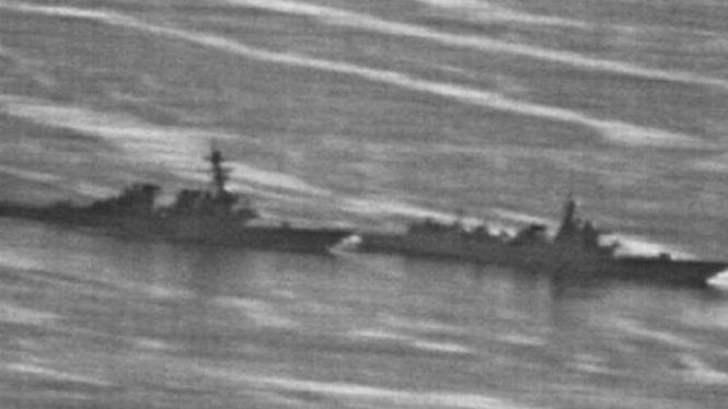 Kapal perang AS hampir bertabrakan kapal AL China di Laut Tiongkok Selatan (foto aerial)