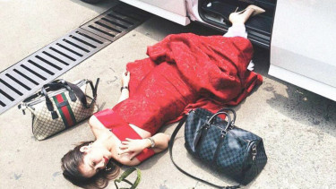 Olla Ramlan melakukan Falling Star Challenge.