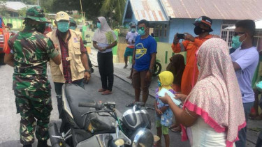 Tim gabungan bagi-bagi masker di Ternate.