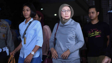 Aktivis Ratna Sarumpaet (kanan) 