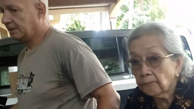 Istri Jenderal Hoegeng di rumah duka Rudy Wowor.