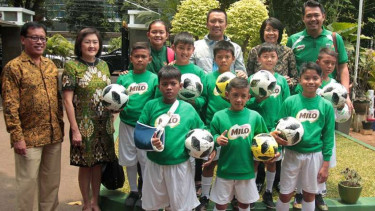 Menpora Imam Nahrawi menerima 8 anak Milo Football usai latihan di Barcelona.