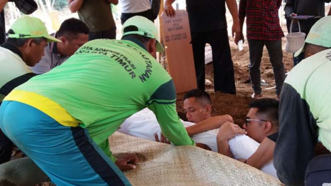 Jenazah aktor senior Rudy Wowor dimasukkan ke liang lahat.