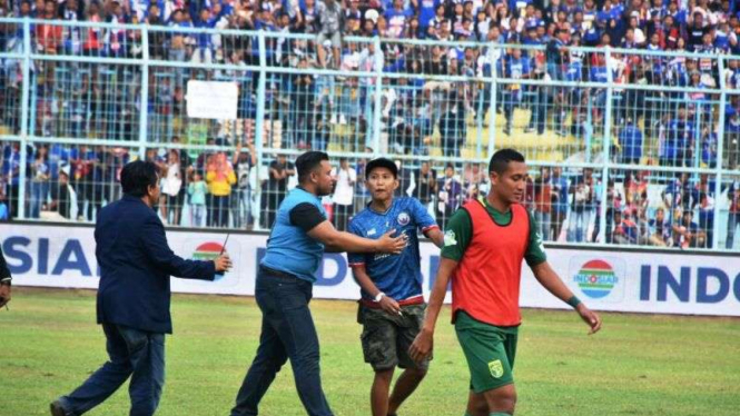 Suporter Arema masuk lapangan, Panpel berupaya mengatasi.