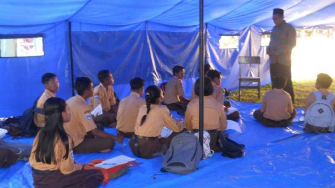 Suasana sekolah darurat di daerah bencana gempa bumi beberapa waktu silam.