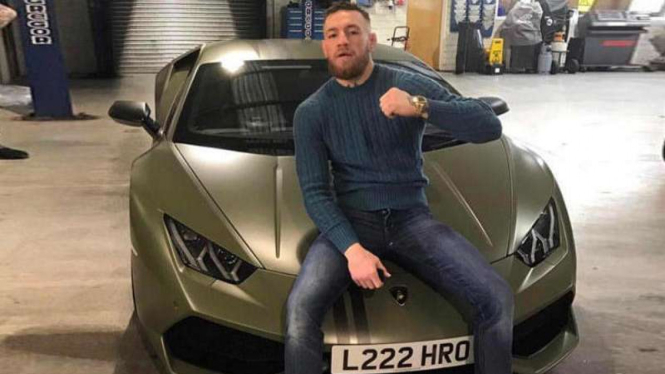 McGregor bersama mobil mewahnya.