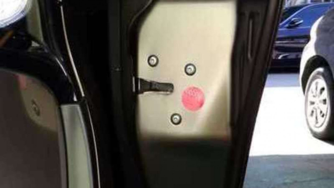 Mata kucing di pintu mobil.