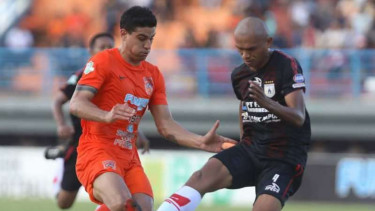Bek Persipura Jayapura, Ricardo Salampessy (kanan).
