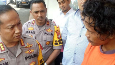 Pay, berbaju orange, tega menghabisi nyawa Ali karena tak bisa membeli ganja.